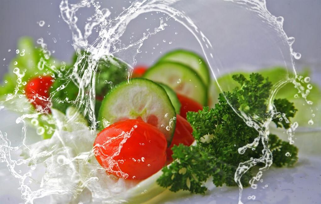 健康的食物和水是减肥的重要元素