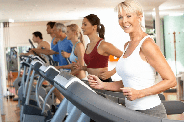在跑步机上进行有氧运动训练将帮助您减轻腹部和侧面区域的体重