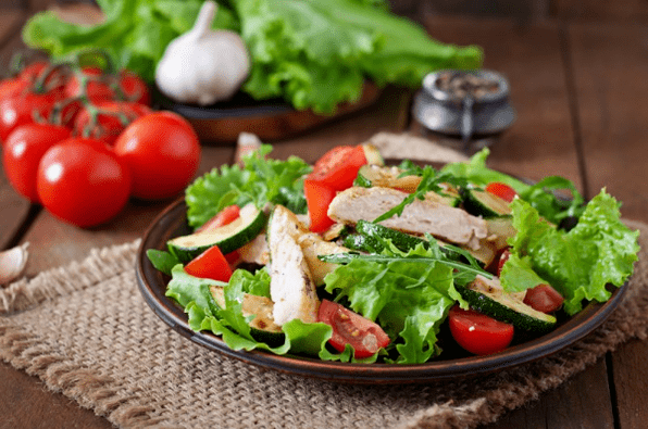 鸡肉和蔬菜沙拉是锻炼后清淡晚餐的绝佳选择。