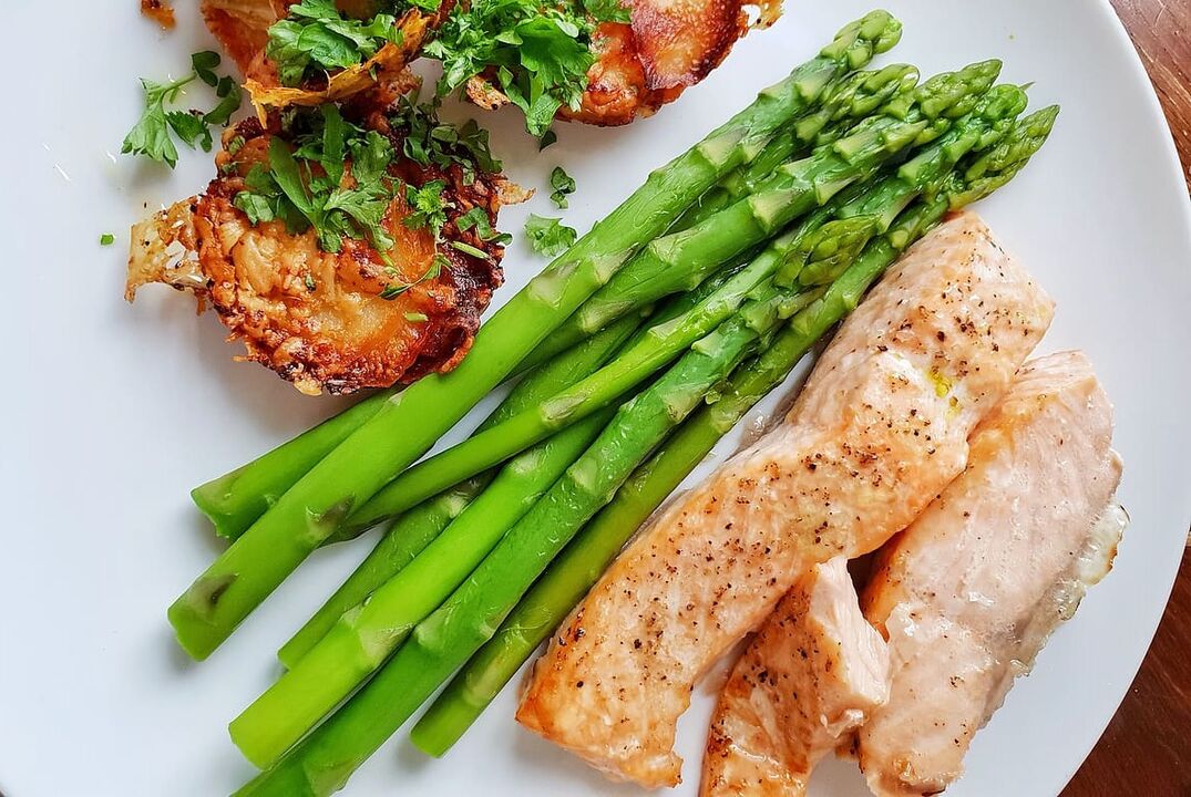 低碳水化合物饮食菜单中的芦笋烤鱼